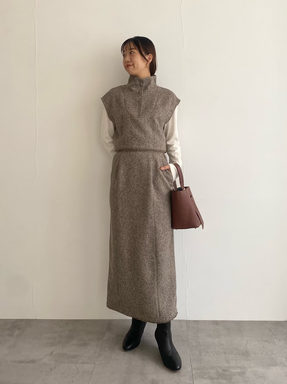 上下でコーデが完成するセットアップ！
ツイードが秋冬らしくてかわいいです☺︎
トップスはハーフジップになっているので
襟のようにしても可愛いですが
私は1番上まで上げてハイネックに！
インナーをコンパクトにするとワンピースのように着こなせるのが◎