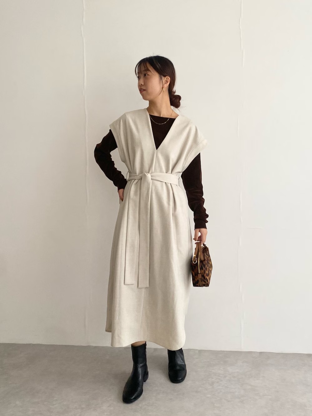 この季節着回しできるのがありがたいジャンパーワンピ
おしゃれシルエットのものが登場してます！
ウエストギュンとしてると足ながーく見えて
Vネックのおかげで顔周りもスッキリで、、、！
幼く可愛らしく見えないのがgood！