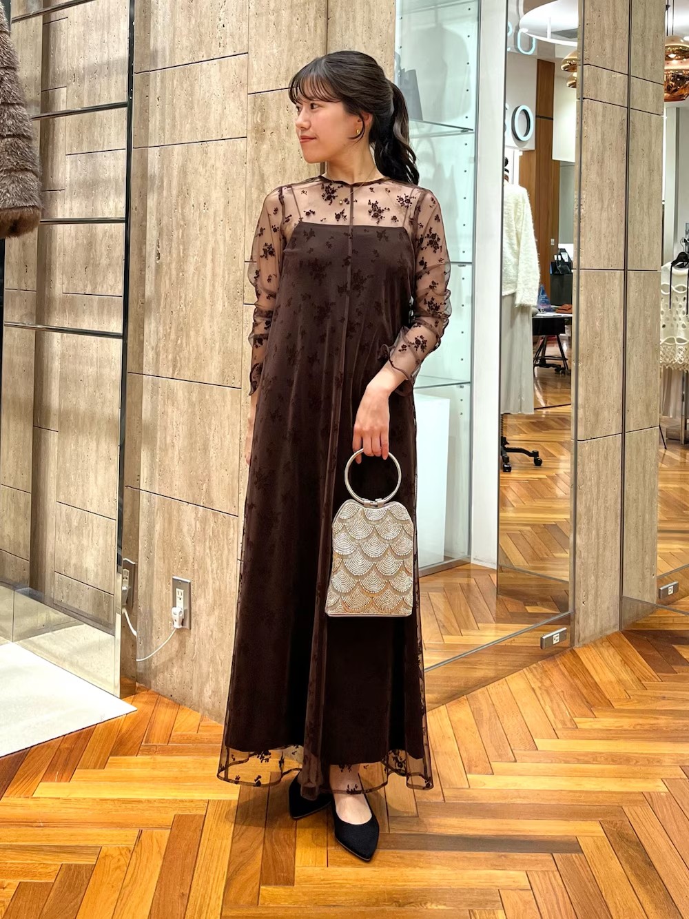 結婚式やパーティーにバッチリなドレスです！
インナーキャミはベロア素材と、こだわりのあるドレスです！
総レースで華やかさもありつつ、落ち着いたトーンなので大人可愛いドレスです！