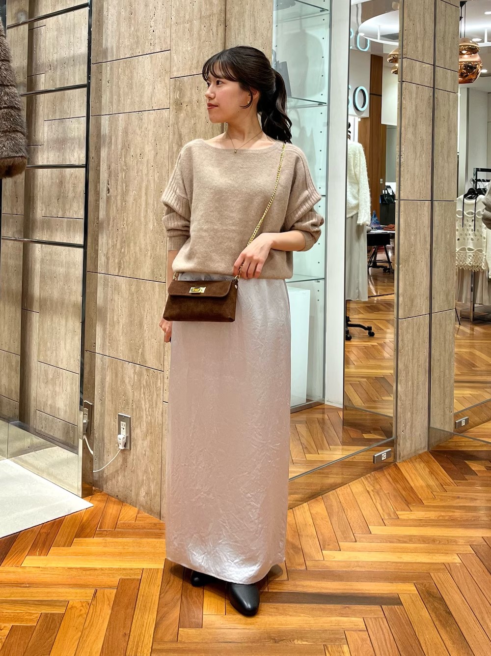 大人可愛い、ニットが入荷しました！
オフショルとしても使えるニットで、抜け感を演出してくれます◎
もちろん着心地、軽さ、暖かさがしっかりと備わっております♪♪