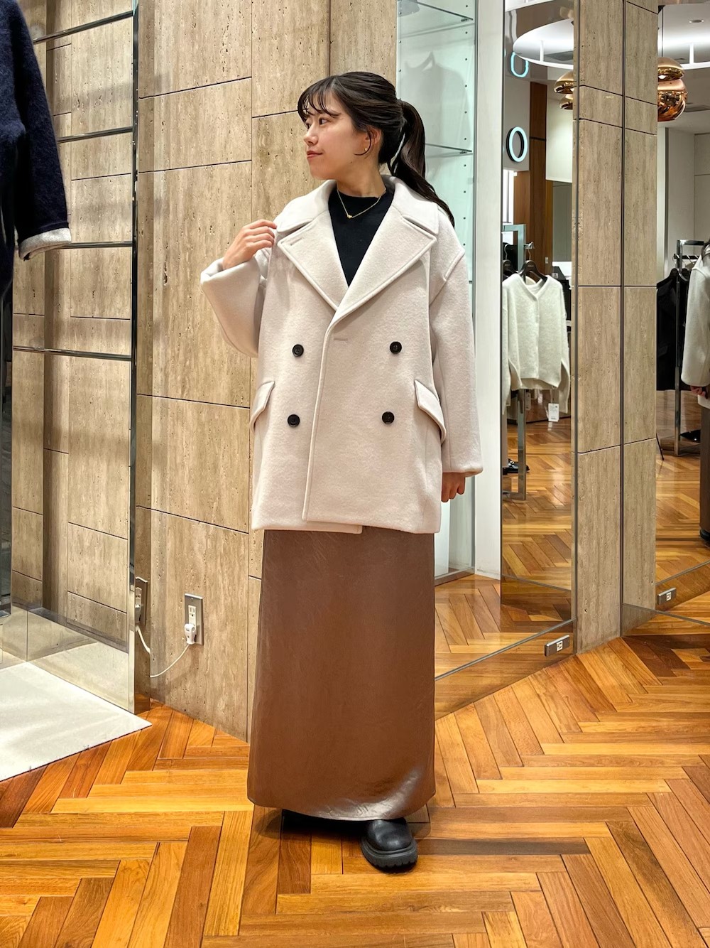 大人上品なPコートです♪
滑らかな肌触りと、軽さにびっくりです♪
特に低身長さんは全体のバランスが取りやすいと思います！♪
是非参考にしてください♪