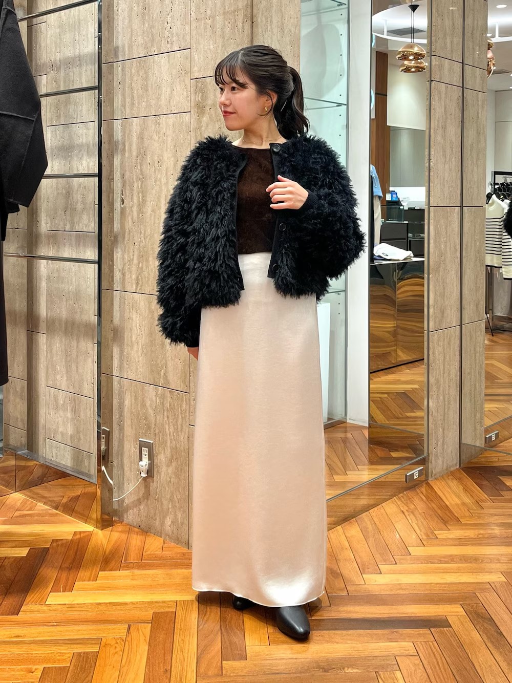 ボリューム感がとっても可愛いニットです！
ボタンがついてるので羽織としても◎
触り心地がとっても柔らかく重たさを感じないので見た目以上に気軽に使えるニットです！♪