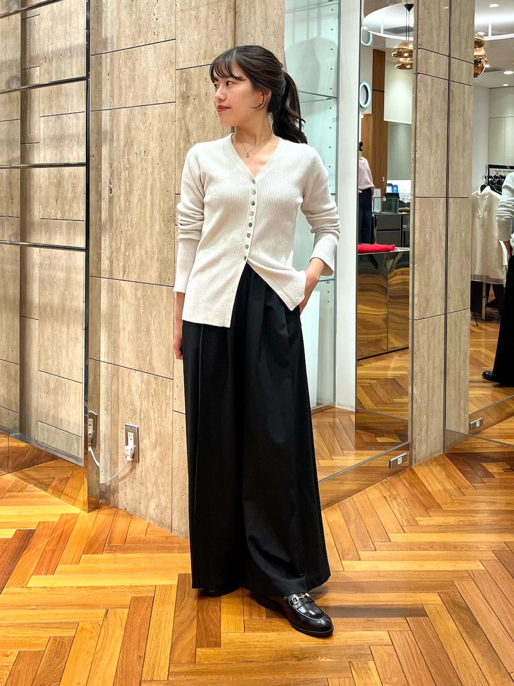 即着できるニットが入荷してます！
1枚でももちろん、アウターも選ばないのでとっても万能なニットです！
今回はすこしハンサムなコーディネートにしました☆