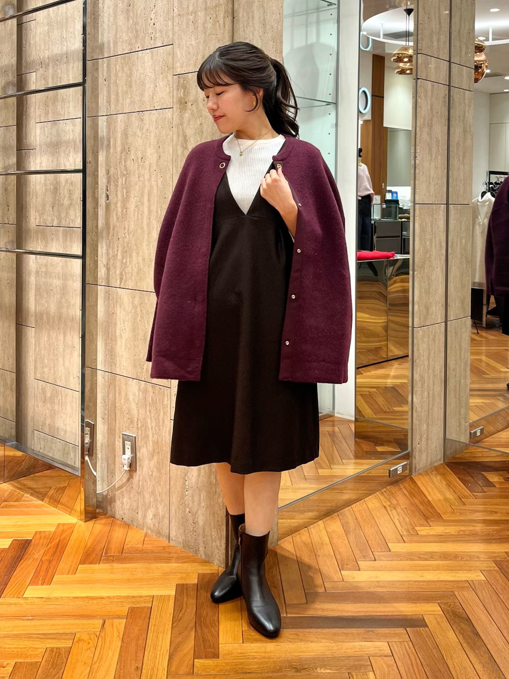 ワンピースはゆとりがあるのでストレスフリーで着ていただけます♪
ニットカーディガンは今年イチオシのバーガンディカラーがとても秋冬らしいカラー使いに仕上げてくれます〜♪
寒くなってきたこの時期にぜひさんこうにしてください♪