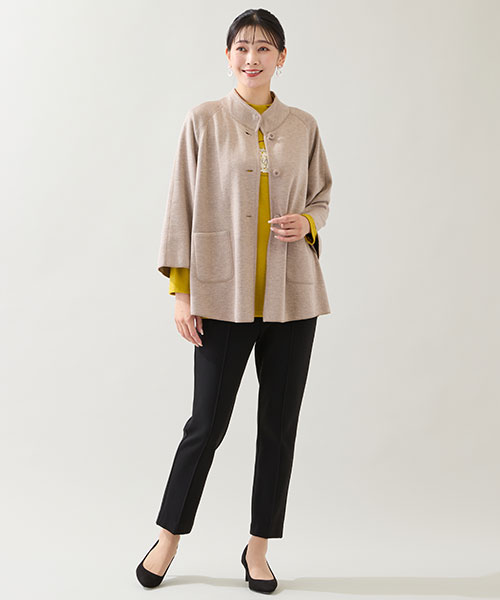 【大きいサイズ】上品ベージュのニットジャケットにイエローのインナーを効かせたカジュアルコーデ。ボトムを黒で引き締めるとスッキリ着こなせます。