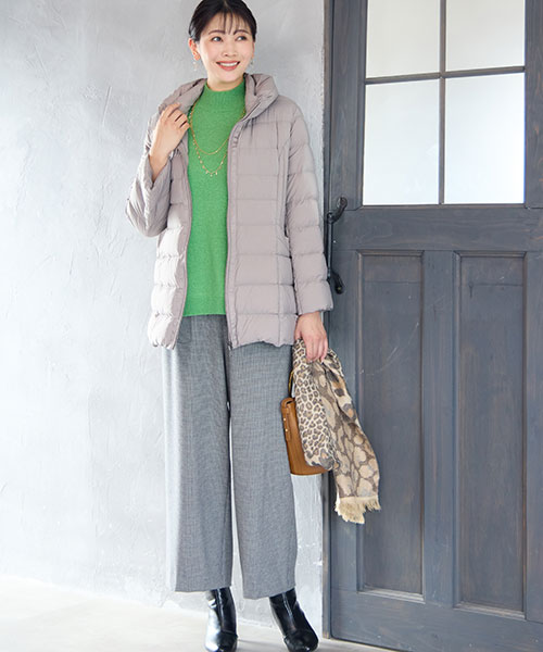 【大きいサイズ】ストレッチダウンなら冬のお出かけも快適！きれいなグリーンのセーターをにアニマル柄のマフラーを合わせて品よくコーディネートしました！