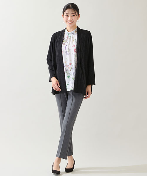 【大きいサイズ】花柄のカットソーが甘さを添えてくれるパンツスタイル。黒のカーディガンを羽織れば着やせ効果アップ◎