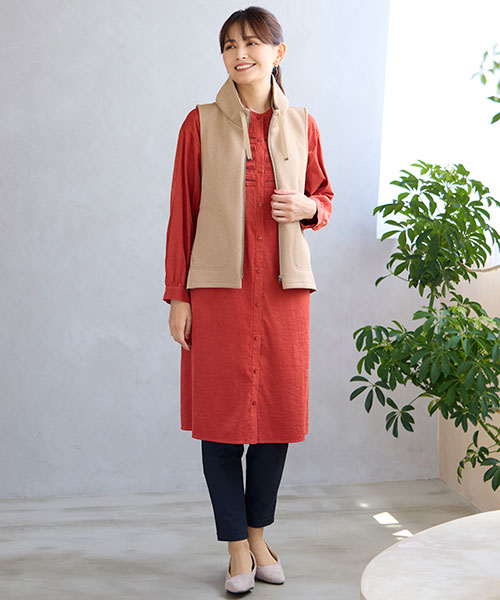 シャツワンピにカジュアルなベストを合わせたレイヤードスタイル