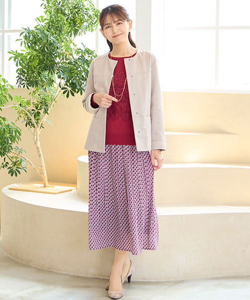 ボルドー×ベージュの上品見えするお出かけコーデ。軽やかな柄スカートがフェミニンですね。