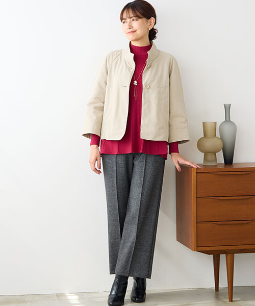 シルエットが可愛いアウターにカラーニットを合わせてパンツスタイルを華やかに演出。