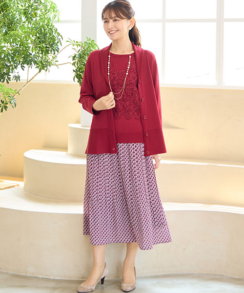 ボルドーのワントーンコーディネートで華やかに！ニットアンサンブルと揺れ感スカートでフェミニンな着こなしです。