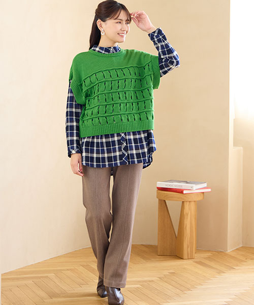 チェックシャツにグリーンのニットベストを重ねた温もりレイヤードスタイル