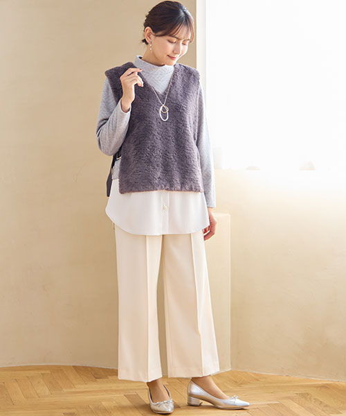 洗練された印象が叶うグレーとホワイトの単色コーディネート