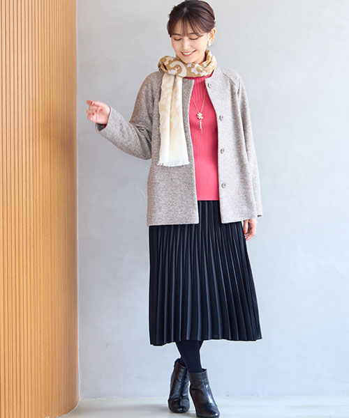 Aラインジャケットにプリーツスカートで軽快に楽しむ冬のお出かけコーデ