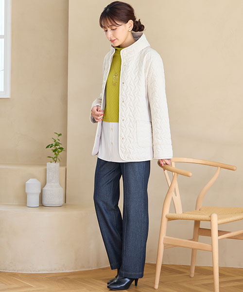 着心地にこだわったコートは大人のカジュアルコーデにピッタリの一枚。デニムパンツと相性抜群です。