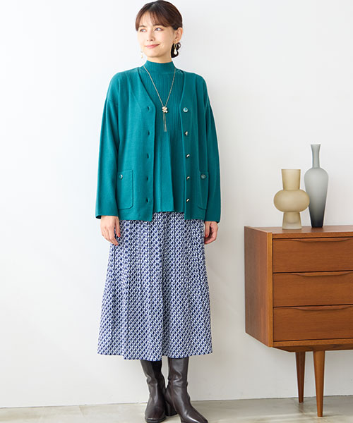 ニットアンサンブルで楽しむカラーコーディネートスタイル。深みのあるグリーンが華やかな印象を与えてくれます。