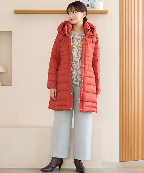 ぱっと華やぐカラーアウターで鮮度アップ！インナーやボトムは単色を合わせると品よく着こなせます。