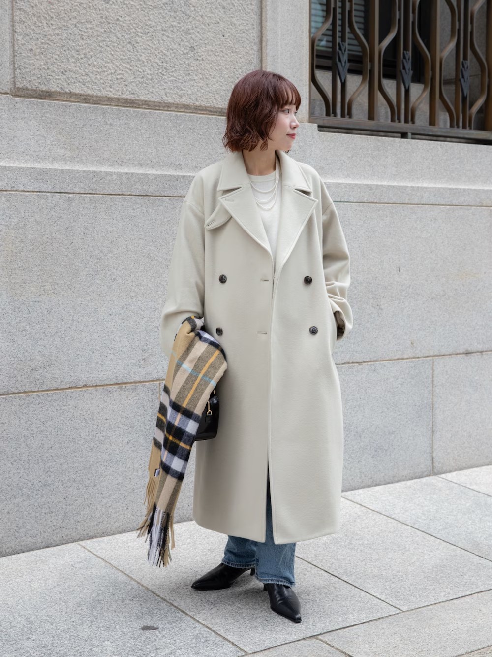 低身長さんにもおすすめのロングコート。36,38の2サイズ展開で、画像は36を着用。付属ベルトで絞ったり、首元をスタンドカラーにできたりと、スタイリングは自由自在。ずっと長く使える上質な1着です。