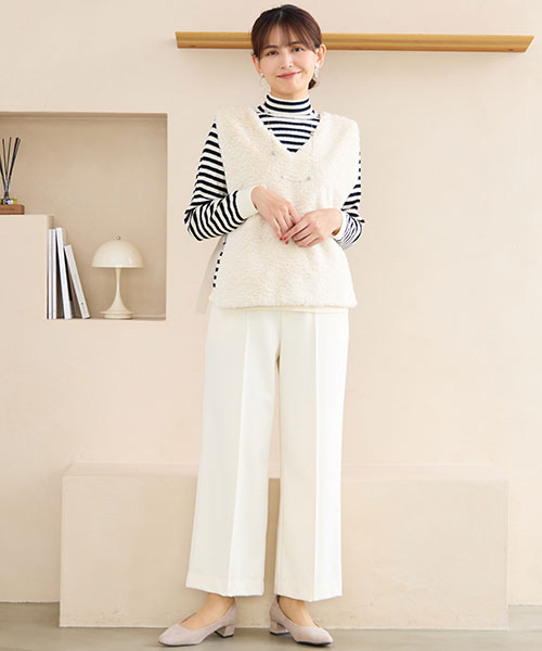 可愛さ溢れるふわふわのファーベストを使ったモノトーンコーディネート