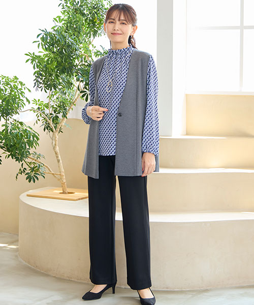 暖か素材のベスト＆パンツで寒い季節もきちんと感をしっかりキープ。ロングベストは縦ラインが強調できスタイルアップが叶います。