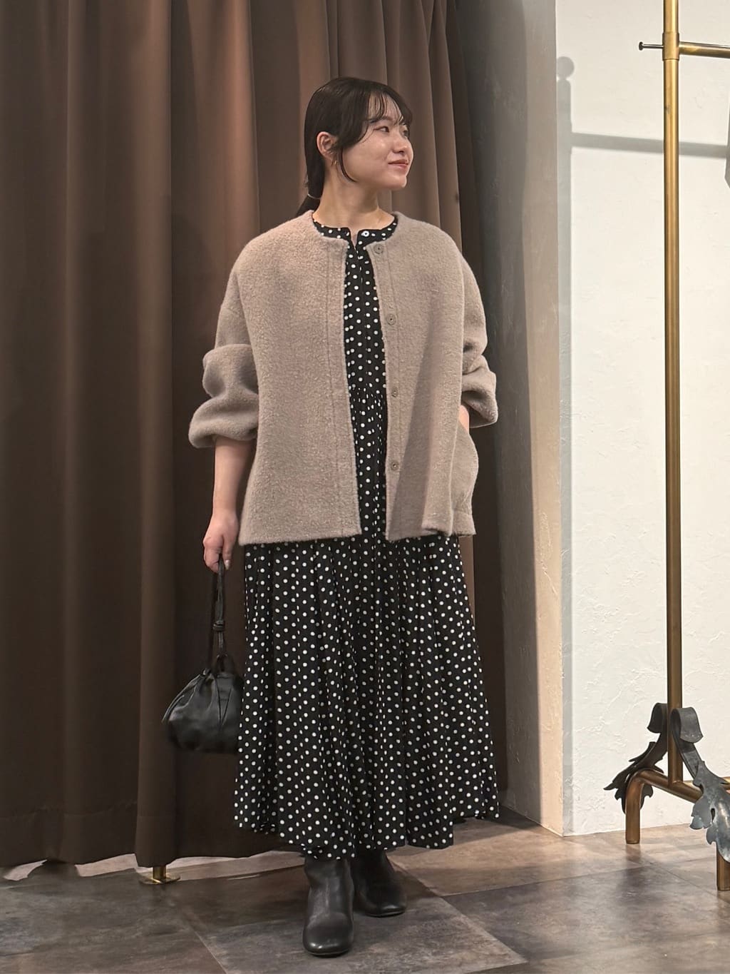 152cm ウェーブ イエベ春
 
【outer】
カーディガン感覚で気軽に羽織れるコート。
伸縮性があり、裏地がなくサラッと羽織れる。

【dress】
ギャザーたっぷりだけども、落ち感のあるワンピース

152cm 1サイズ着用で、くるぶしくらいの丈感。
もう少し短めで着たい方は0サイズでも着用可。