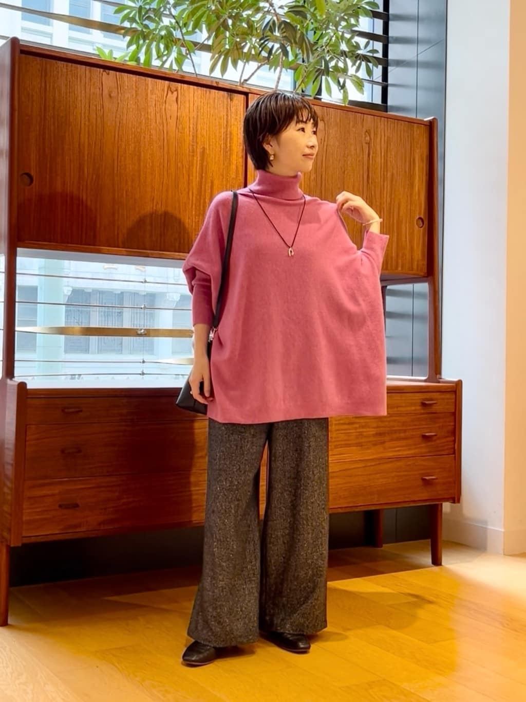 157cm ウェーブ イエベ春
 
【ニット】Fサイズ
ゆったりとしたシルエットで、リラックス感のある着心地が魅力。程よい落ち感があり、体型を拾わずにすっきり見せてくれます。カジュアルにもきれいめにも着回せる万能アイテムです。大人も甘くならない深いピンクのカラーで秋冬の差し色になりますよ。

【パンツ】1サイズ
人気のウエストリブパンツシリーズから、ネップ生地タイプが登場。いろんな色の糸がミックスされていて、さりげなくおしゃれに決まります。ウエストはリブ仕様で楽ちんに履けるのも嬉しいポイント。3サイズ展開で選びやすいです。

【ネックレス】
細身の紐にさりげないモチーフがついたデザイン。シンプルなスタイリングに、華奢な輝きを添えてくれます。