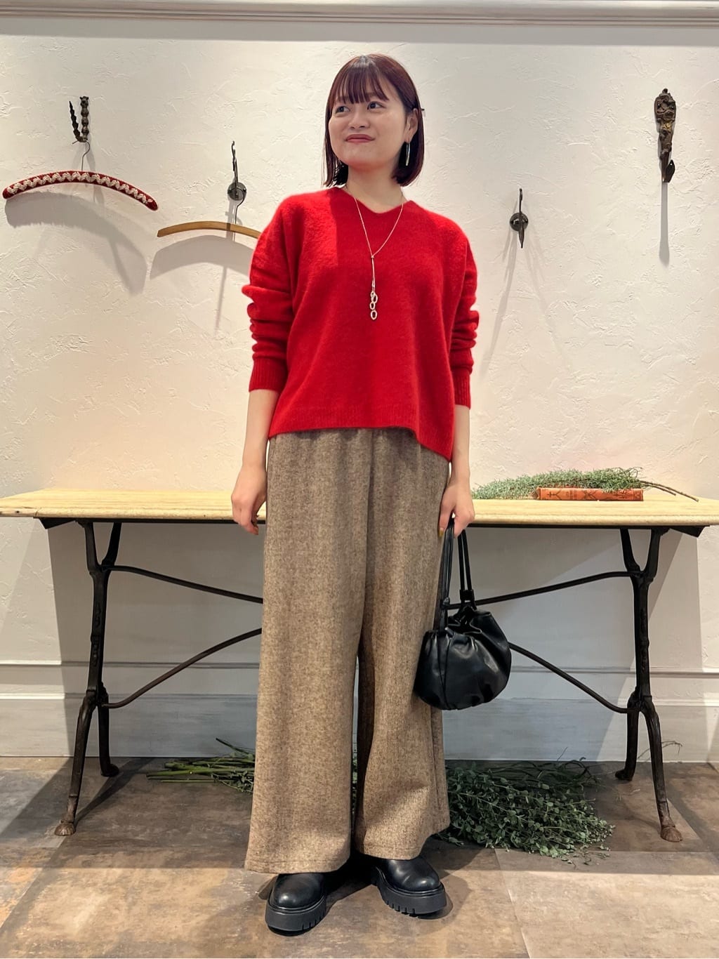 154cm ストレート

トップス
ふわっと柔らかな肌触りのフォックス混のウールニット。
程よい開きのVネックですっきりとした印象に。
腰まわりをカバーしてくれる着丈でワイドパンツと合わせても◎

パンツ　1サイズ着用
ウエストがゴムになっているのでストレスなく履くことが出来るワイドパンツ。
裏地がついているので冬でも暖かく穿けます。
ウエストのゴムの幅で折って長さの調節ができます

バック
柔らかいレザーで手持ちでもショルダーにしても使えます。