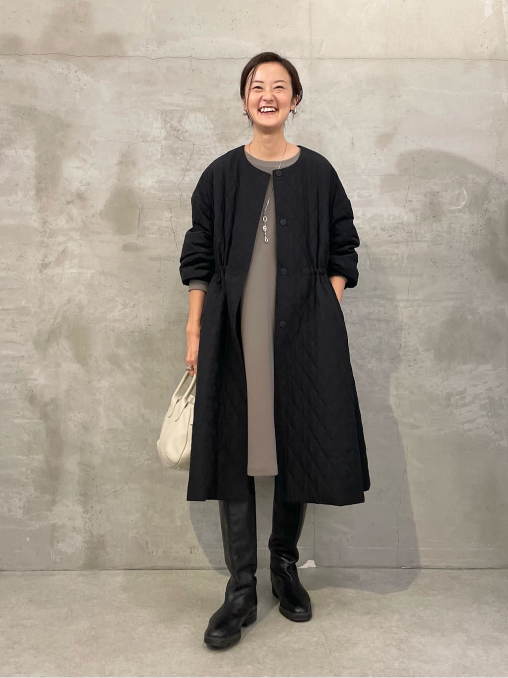 166cm ウェーブ イエベ秋
 
【コート】Fサイズ
キルティング生地でとても軽いフレアコート。
私も昨年ブラックをリアルバイしていて、
シワにもならず、気軽にさっと羽織れるので着る頻度が高いアウターです。
ON/OFF問わずに使えるのも嬉しい。
ウエストのドローコードを絞ってメリハリをつけるとボリュームが出過ぎないです◎


【ワンピース】Fサイズ
もちっとした生地感で肌触り柔らかなダンボール生地を使用したワンピース。
フレアシルエットで体のラインを拾いにくい。
166cmで膝丈です。


【ネックレス】
楕円のパーツが並んだラリエットネックレス。
パーツ部分に長さを変えられるアジャスター付きで雰囲気を変えられます。


【バッグ】
柔らかい牛革を使用したミニボストン。
日常持ち歩きたい500のペットボトルや長財布などもしっかり入るので容量が使いやすいです。
ショルダーベルト付きなので斜めがけもできます。

ブーツ:sample