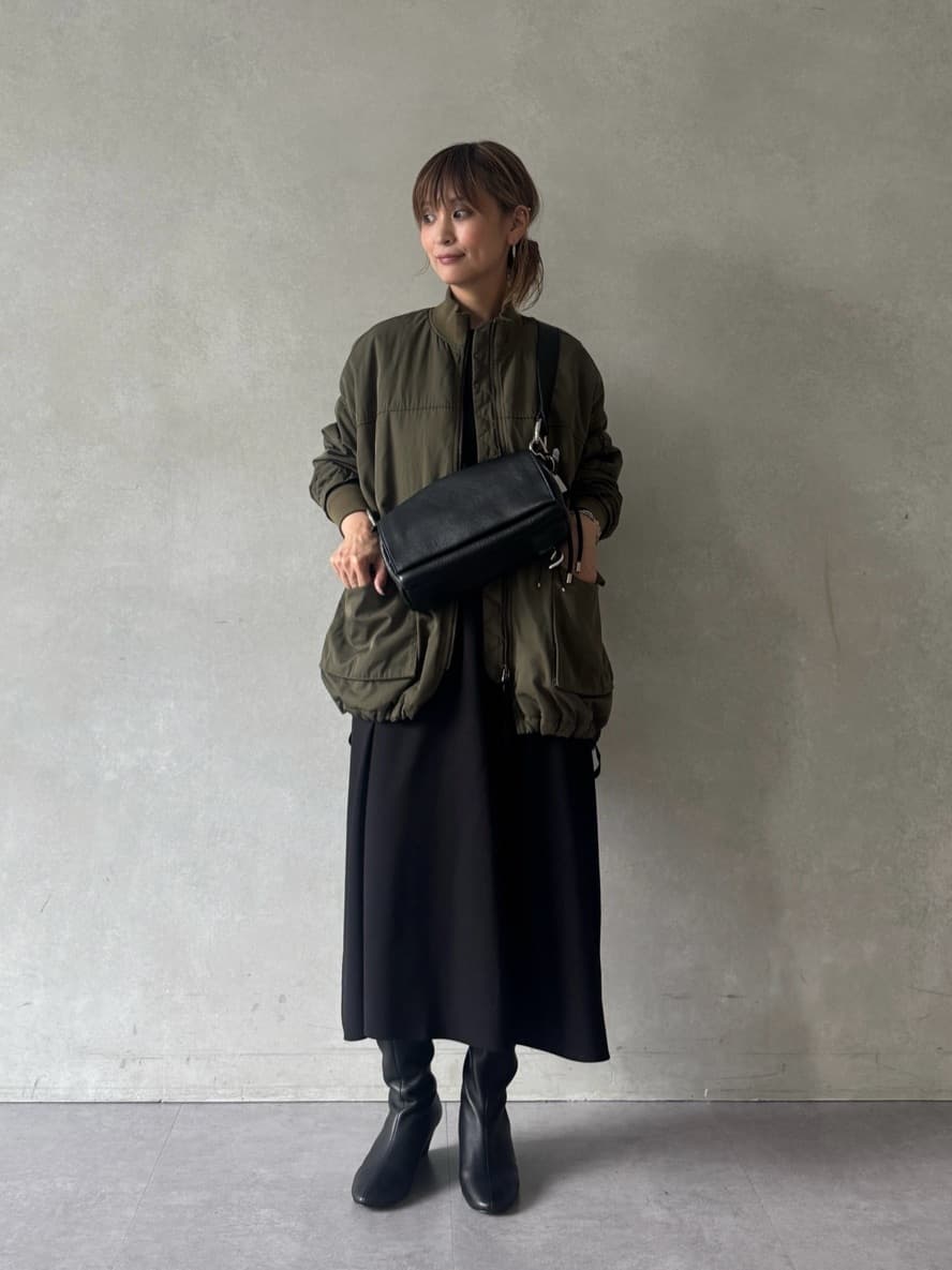 158cm ウェーブ イエベ秋
 
本格的なMA-1だとミリタリーでちょっとカジュアルすぎたりして
なかなかオトナ女子には取り入れにくいかも？

しかも結構ごっつく見える印象もあるのだよな🙄

そんなMA-1を女性らしい雰囲気に落とし込んだこちらの
フレアMA-1ブルゾン。

ポケットたくさんのデザインだけど、肩周りはボリュームなくてスッキリ◎

こちらは実は裾に紐があって
そのまま着ると名前の通りフレアシルエットに。
絞ると丸みが出てまた違った雰囲気を楽しめます✨

パンツスタイルならフレア、
ワンピースやスカートには絞って、、と使い分けてもよいですね🤭


MA-1
ワンピース

1サイズ着用