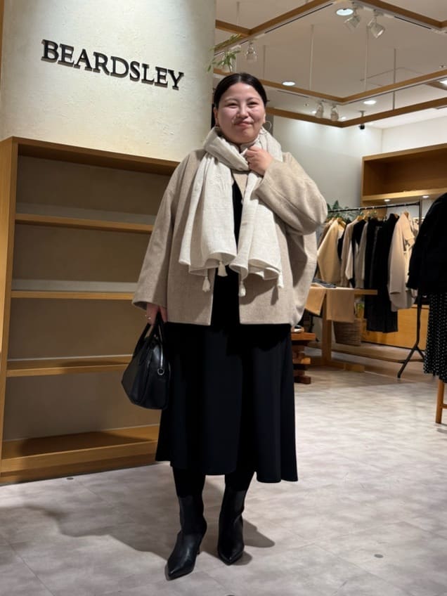 158cm ストレート ブルベ夏

【ワンピース】
安心して着れる着丈です。
前から見るとすねぐらいの着丈です。
お胸で上がるため後ろが長く感じます。

長さがある分、すとんと落ち感あるように見えます。

全体的にちょうど良いサイズ感です。

シワ気にせずにきれますよ！

【コート】
後ろがコクーン型でかわいいです。
前から見るとシンプルなコートです。

お袖がゆったりしているので、着心地良いです♪
ワンピースと着てもバランスがとりやすかったですよ！

ボタン閉めても着れます。
身幅ゆったりしているので、厚手のニットも着れます。


【ブーツ】38センチ
サイドゴアが太めで、すんなり履きやすいです。
ピンヒールですが足首がホールドしているので
安定感があって履きやすいです。

レザーざ柔らかいので
甲高幅広ですが問題なく履けました。

【ストール🧣】
たっぷり幅広なので、肩からかけて羽織りがわりにも楽しめます♪
刺繍がストールと同系色なので上品で1枚あると便利✨
タッセル付きなのがかわいいです。