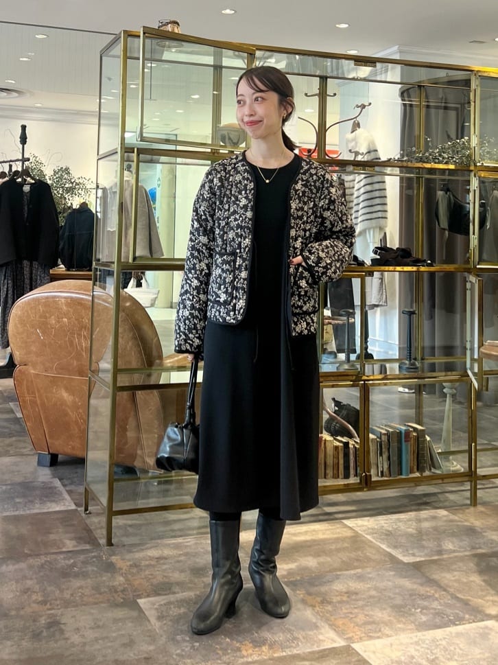 154cm ウェーブ イエベ春

【ワンピース】着用サイズ：0

シンプルデザインのワンピース。
ジャージー素材ならではの柔らかな肌触りで、ストレッチの効いた快適な着心地です。
シンプルですが、背中にはタックを施し、後ろ姿まで抜かりなく素敵です◎
154cmで0サイズを着用し、すねくらいのスッキリとした丈感。

【ジャケット】着用サイズ：F

ボタニカルモチーフをプリントした中綿入りのジャケット。
リバーシブル仕様なのでお好みに合わせて着ていただけます。
季節の変わり目にももちろん、冬はインナーダウンとしても活躍しますよ◎
154cmで、腰骨ちょうどの丈感。