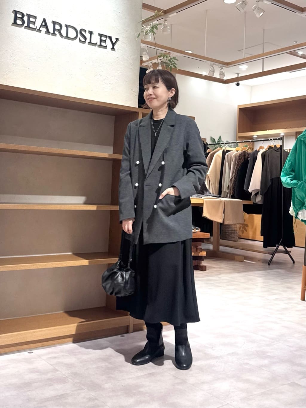 160cm ウェーブ イエベ春

【ワンピース】1サイズ着用
伸縮性のある素材で一枚で透けずに着られるロングワンピ。袖口があげやすいです。
シンプルなので、ネックレスをつけてきれいめにも、スニーカー合わせてカジュアルにもと、合わせる小物で印象が変えられます。
タックで背中がすっきり見えますよ。

【ジャケット】Fサイズ
ゆったり長め丈のダブルジャケット。
パールボタンが華やかにしてくれます。
襟が細め、生地が柔らかめで肩張りの私でもすっきりと着られました。

【ブーツ】
幅広めでつま先が尖ってないので、楽に履けるショートブーツ。かかとのジップで脱ぎ履きも
楽ちんです。
クッションがきいていて、履きやすかったのでリアルバイしました。

【バッグ】
ミニサイズで可愛らしい巾着型。
ソフトなレザーで、開け閉めしやすいです。