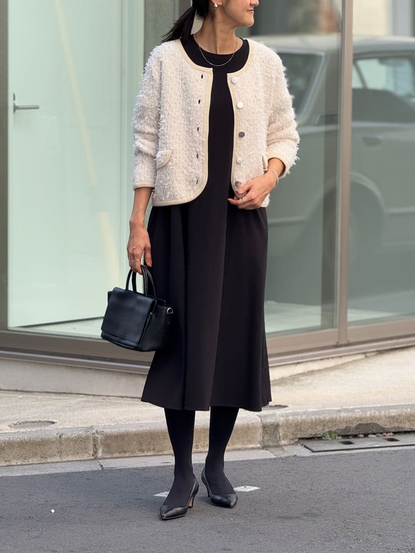 166cm ウェーブ イエベ秋
 
【ジャケット】Fサイズ
すっきり丈のニットジャケット。
チュールが織り込まれており華やかさと上品さがプラス。
カーディガン感覚で羽織れて普段使いにも◎
アイボリーにはシルバーのボタンがアクセントになります。
ワイドパンツともバランスが取りやすいです。


【ワンピース】ブラック/1サイズ着用
伸縮性抜群でシワになりにくいTワンピ。
シンプルな中にお袖や背中にタック入りでさりげないポイントに。
体のラインも拾いにくく、ラクに着れ、座り時も気になりにくい。
冠婚葬祭にも使えて持っていると重宝するワンピースです。
166cmで1サイズ着用、ふくらはぎにかかる着丈です。
