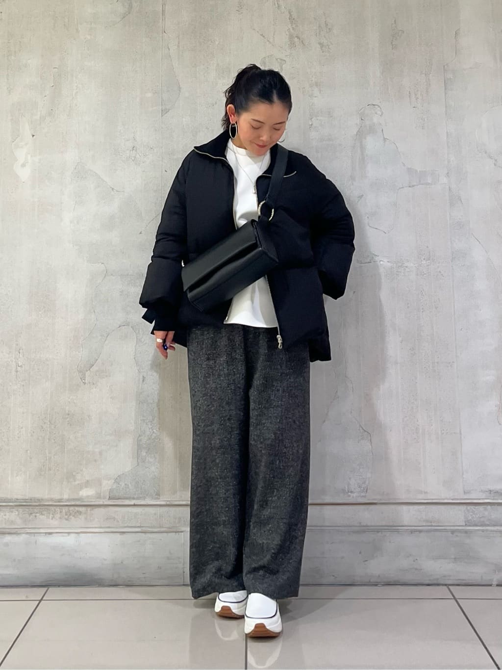 156cm ウェーブ ブルベ夏

【outer】着用サイズ　　F size
ゆったりフレアシルエットのダウンコート　
肩周りがスッキリと見えるデザイン
袖がリブなので風も通しにくく真冬も安心なアウター

ヒップラインがすっぽり隠れるのも嬉しいポイント

ダウン80%で暖かくて軽いのが嬉しい


【tops】着用サイズ　　F size
ラウンドしたふわっとした
シルエットで一枚でオシャレ見えが叶うトップス

ヒップラインがすっぽりと隠れて安心感のあるデザイン

もちもちと柔らかな生地感であたたく着やすいトップス
ウールのチクチクが苦手な方などもおすすめなトップスです。
お家で手洗い出来るのも嬉しいポイント。



【pants】着用サイズ　　1size
ウエスト総ゴムの楽ちんパンツ
さまざまな色の糸が入った穿くだけでオシャレ見えパンツ

ストンと落ちてスッキリ見えるのも嬉しいポイント

裏地があり
チクチク感をあまり気にせずに穿きやすいパンツ

156cmの私の身長だとくるぶしがしっかりと長さになります。
股上が深めなので、ハイウエスト気味に穿いたり
ウエストゴム部分を折って長さを調節できるのも嬉しいポイント