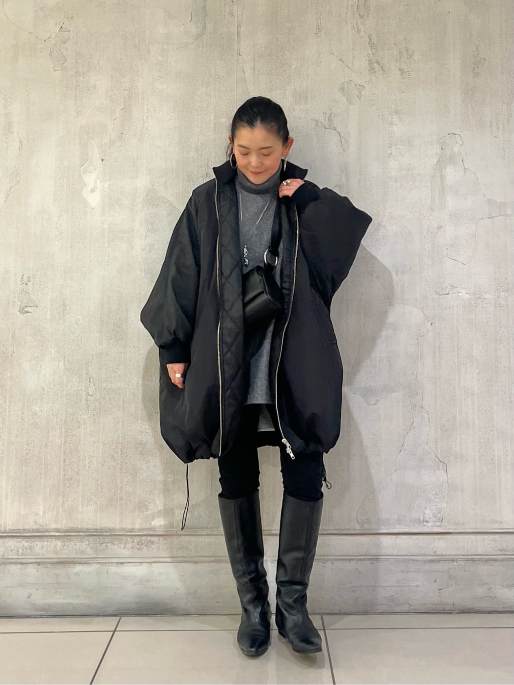 156cm ウェーブ ブルベ夏

【outer】着用サイズ　　F size
今の時期にピッタリ
たっぷりとしたシルエットで
インナーを気にせずに着やすいアウター

外見えは軽さのあるデザインなのに
中綿で暖かくて安心感のある一枚

裾を紐でキュッと締めると
バルーンシルエットになり
すっきりと着やすく
他では無いデザイン

軽いので、ストレス無く着やすいのも
嬉しいポイントです。


【tops】着用サイズ　　F size
ゆったりとして
たっぷりデザインのこなれ感ニット

ストンとした落ち感でスッキリと着やすく
柔かなニットなので肌あたり良く着心地いいアイテム

タートルの襟元もリブの締め付けが少ないからストレス無く着やすいのも
嬉しいポイント

袖がしっかりリブなので、コートも腕を入れやすく
これからのシーズンにおすすめ


【inner】着用サイズ　　1size
軽さのあるブラウスで袖はスッキリと重ね着なども着やすいデザイン
後ろがたっぷりとした長さのあるデザインでヒップラインもカバー

少し透け感があるのもこれからの時期には重なくならないのが嬉しい

　
【pants】着用サイズ　　0size
スッキリ穿きやすい細見えパンツ
ストレッチが効いていて穿きやすく
動きやすいパンツ

ウエストゴムなのも嬉しいポイント