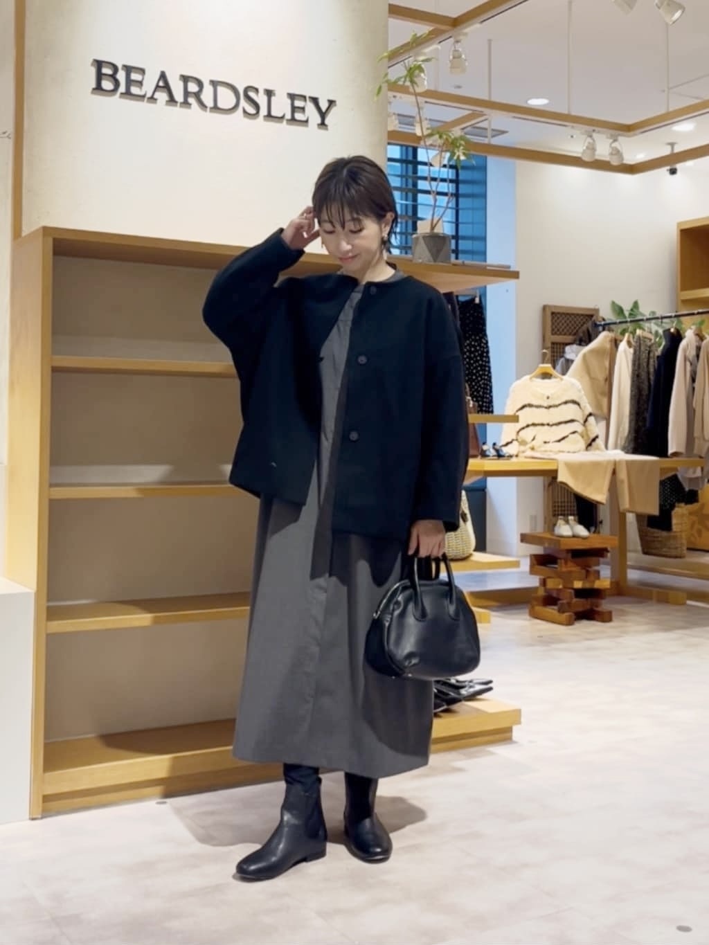 157cm ウェーブ イエベ春
 
ストンと落ちるワンピースに、形の綺麗なショートコートを合わせて、力を抜きながらも“ちゃんと見える”大人のリラックスコーデにしてみました

【コート】1サイズ着用
前はすっきりとして、後ろはぷっくりとしたシルエットが素敵なコート。
ゆったりして、中に厚手のニットやインナーダウンを着れますよ。発表会や懇談会、七五三やお宮参りなど行事の時も使えます。

【ワンピース】
シックな深いチャコールグレーが綺麗なワンピース。ゆったり楽なのに「きちんと見える」ありがたいワンピースです。首元もボタンを閉めると開きすぎず、首周りもちゃんと上品に収まります。ストンと縦ラインが出るので、157cmでも重くならず、スッキリ着れます。


【バッグ】
ラムレザーの柔らかさに一瞬で心を掴まれたバッグ。軽くて肩にかけてもストレスがなく、自然と手が伸びます。レザーなのに堅苦しくないのが嬉しい。カジュアルもきれいめも、どちらにも寄り添ってくれる万能アイテムで、毎日使いたくなるバッグです。


【シューズ】36サイズ着用。
ほどよく細身で上品に見えるのに、とにかく歩きやすい。ブーツって可愛いけど重かったり、足が疲れたりしがち…という悩みが、この一足で解決。ストンとしたワンピと合わせると、足元にキュッと締まりが出て、全体が大人っぽく仕上がります。ジップがあるため着脱もしやすいです。普段23.5cm〜24.0cm、36〜37サイズを履いていて、こちらのブーツが少しゆったり目なので、タイツで36サイズで履いています。