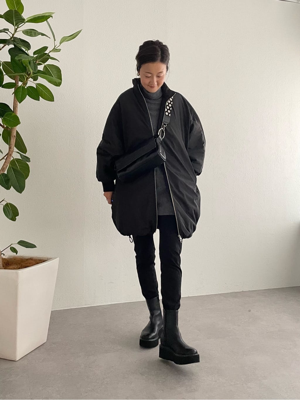 166cm ウェーブ イエベ秋
 
【コート】Fサイズ
ビッグシルエットで、お袖のリブをきゅっと留めて着るとこなれ感が出る中綿コート。
裾を絞ってバルーンシルエットにして着るのも可愛い。
腰回りすっぽり隠れる長さで、自転車に乗る時もあたたかいです。
166cmで膝上の着丈です。


【ニット】Fサイズ
ビッグニットグレー着用


【バッグ】
600mlのペットボトルも入るレザーボディバッグ。
ショルダーベルトの長さ調節ができるのでボリュームのあるコートの上からも掛けられます。


【ブーツ】38サイズ
ジップで脱ぎ履きしやすく、ブーツインもしやすい筒周りのサイズ感にもこだわりました。
履くだけでスタイルアップして見えるブーツです◎

パギンス:1サイズ着用