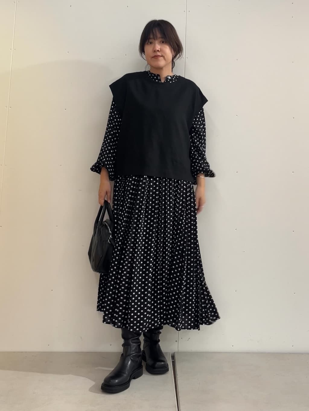 160cm ストレート イエベ春
 
▪️ショートベスト（ブラック 1サイズ）

腰の位置を高く見せてくれるショート丈のベスト。ワンピースに重ねるだけで、縦のラインが強調されてスッキリ見え。ブラックなら甘めのドットも落ち着いた印象にしてくれます✨

⸻

▪️ドットギャザーワンピース（1サイズ）

たっぷり生地を使った、動きのあるフレアシルエット。裏地はないけど透けにくいから安心して着られるワンピースです。パンツ派の方にも挑戦しやすい、大人が楽しめるドット柄♡

⸻

▪️コットンパギンス（ブラック 1サイズ）

風で裾が広がっても安心なのがこの1本。伸縮性があって履き心地ラクだから、ワンピースの下に合わせても窮屈さゼロ。スタイルを落ち着かせる役割も👌

⸻

ショートベストで目線を上げて、ドットワンピースをすっきり着こなし。
下にはパギンスを仕込んで、透ける？の不安や広がりの心配も解消。（生地たっぷりなので透けません🤗）
パンツ派でも挑戦しやすい、甘さ控えめのレイヤードスタイルです🖤