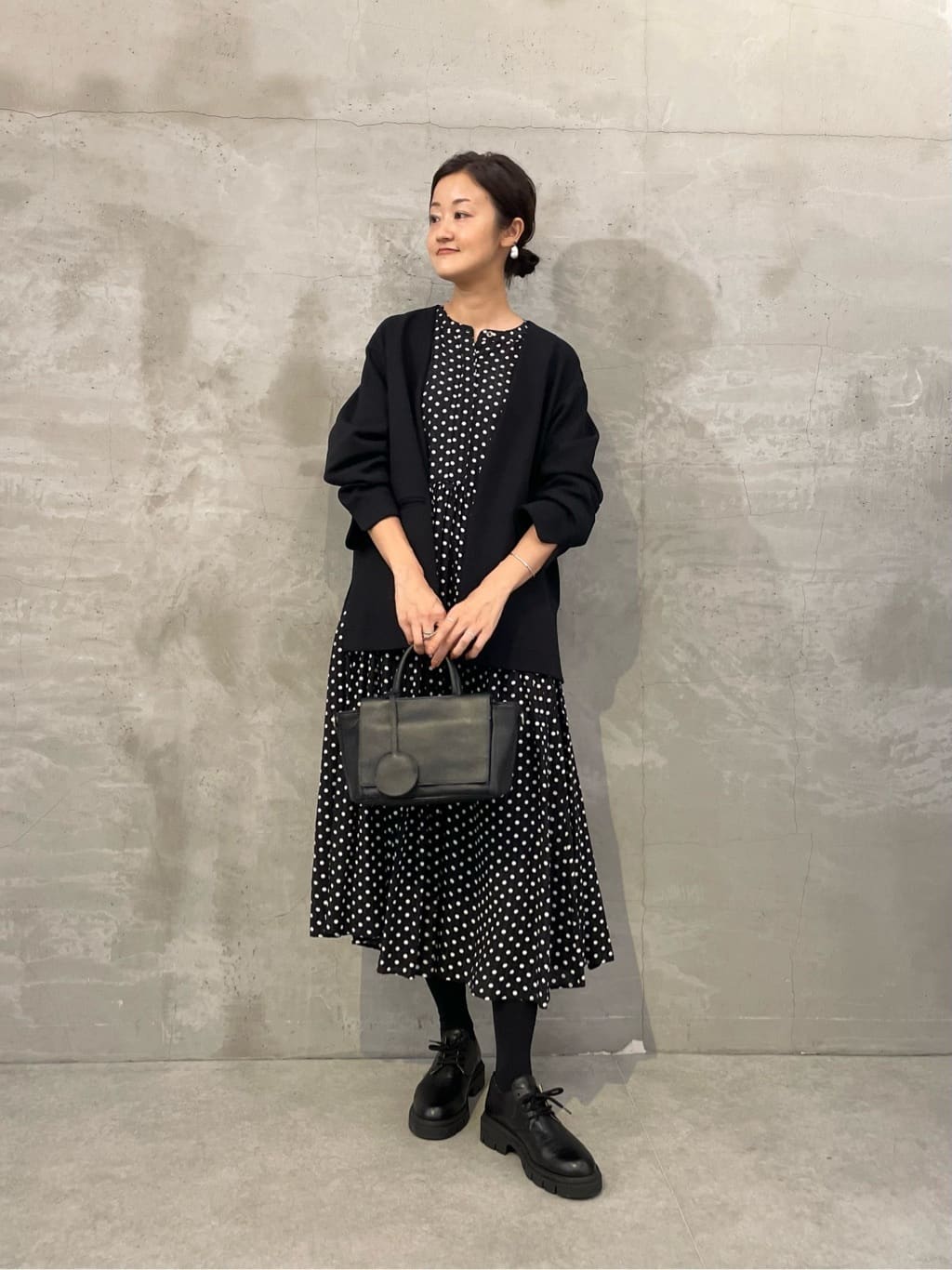 166cm ウェーブ イエベ秋
 
【ジャケット】Fサイズ
洗えてシワにならない優秀ジャケット。
ノーカラーなのでシャツワンピースやハイネックなどとも合わせやすい。
スチームいらずで持ち運びもストレスフリーです。


【ワンピース】1サイズ着用
するんと落ち感が綺麗なギャザーワンピース。
たっぷりギャザーですが、広がりが気にならないシルエット。
胸下の切り替えが山なりなのがポイントです。
襟元はシャツデザイン、お袖にはゴム入りで、きゅっと手首を見せて着るとスッキリ見えます。
166cmでふくらはぎにかかる長さです。


【バッグ】
600mlのペットボトルとミニ折りたたみ傘が並んで入るたっぷり幅で必要な荷物もしっかり入ります。