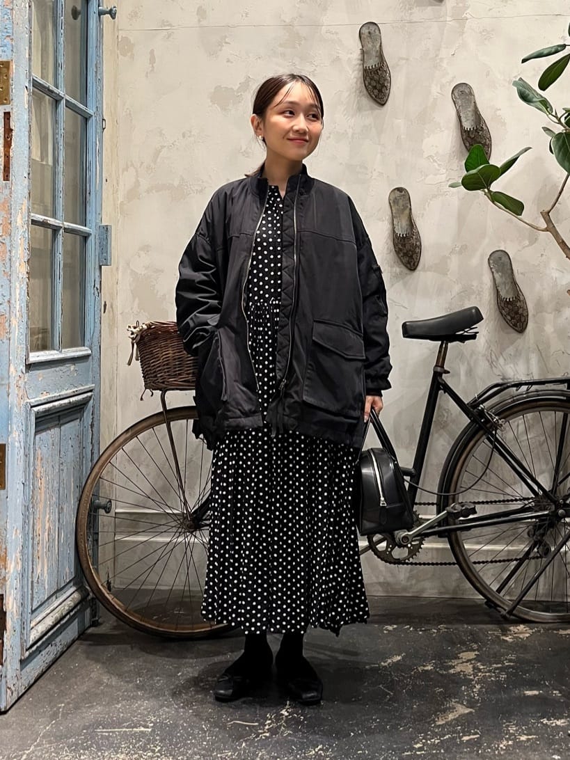 149cm ウェーブ イエベ春
 
【ワンピース】着用サイズ:0
149cmで0サイズを着用して、 くるぶし上くらいの着丈でした。
ギャザーたっぷりですがとろみがある生地なので落ち感があり、広がりにくいです。
袖口もゴムなので捲っても落ちてきません。
一枚でも、重ね着も楽しめ、ロングシーズン使えるワンピースです。

【アウター】着用サイズ:0
大人気のフレアMA-1より、0サイズが登場。
着丈や身幅、袖丈などコンパクトになりました。
着たときのフィット感がちょうどよく、手首にたまる布量も少なくなったのでスッキリ着られました。
しっかりヒップはカバーしてくれる着丈があるので、細身のボトム合わせでも、寒さ対策の面でも安心です。