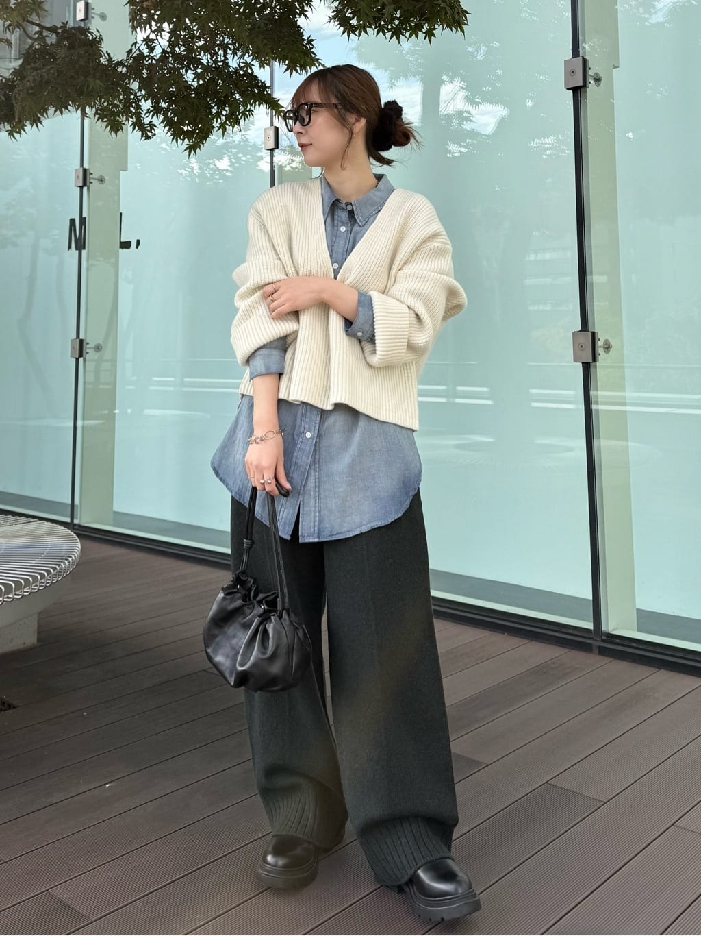 157cm ウェーブ イエベ秋
 
【knit】着用サイズ:F

深めに開いたVネックがスッキリ見せてくれるニットプルオーバー。
一枚ではもちろん、レイヤードスタイルを楽しめるデザインが嬉しい。
ワンピースやブラウスとの合わせにもぴったりです。

今回はデニムシャツの組み合わせとニットパンツで
ラフにおしゃれ見えするコーディネートにしました◎

お袖を折ってシャツをちらっと見せると
さらに大人の抜け感をプラスできます⚪︎

畦編みならではの程よい厚みと伸縮性が
着心地の良さと品の良さを両立してくれておすすめです✳︎