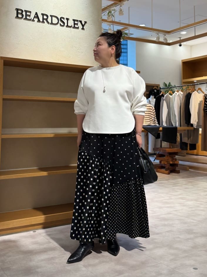 158cm ストレート ブルベ夏

【トップス】
もちもちしていて、ニットが苦手な方におすすめです！
気になる二の腕や腰まわり気にせず着れます。

シワになってもすぐ戻るので、旅行にも便利です。

寒い風を通しづらいので、１枚持っていると安心ですよ

【スカート】
パッチワークがかわいいスカートです。
フレアで動きがあるので、細見えします！！！！
長すぎる時は、ウエストゴムなので1つ折り返すとバランス取りやすいです