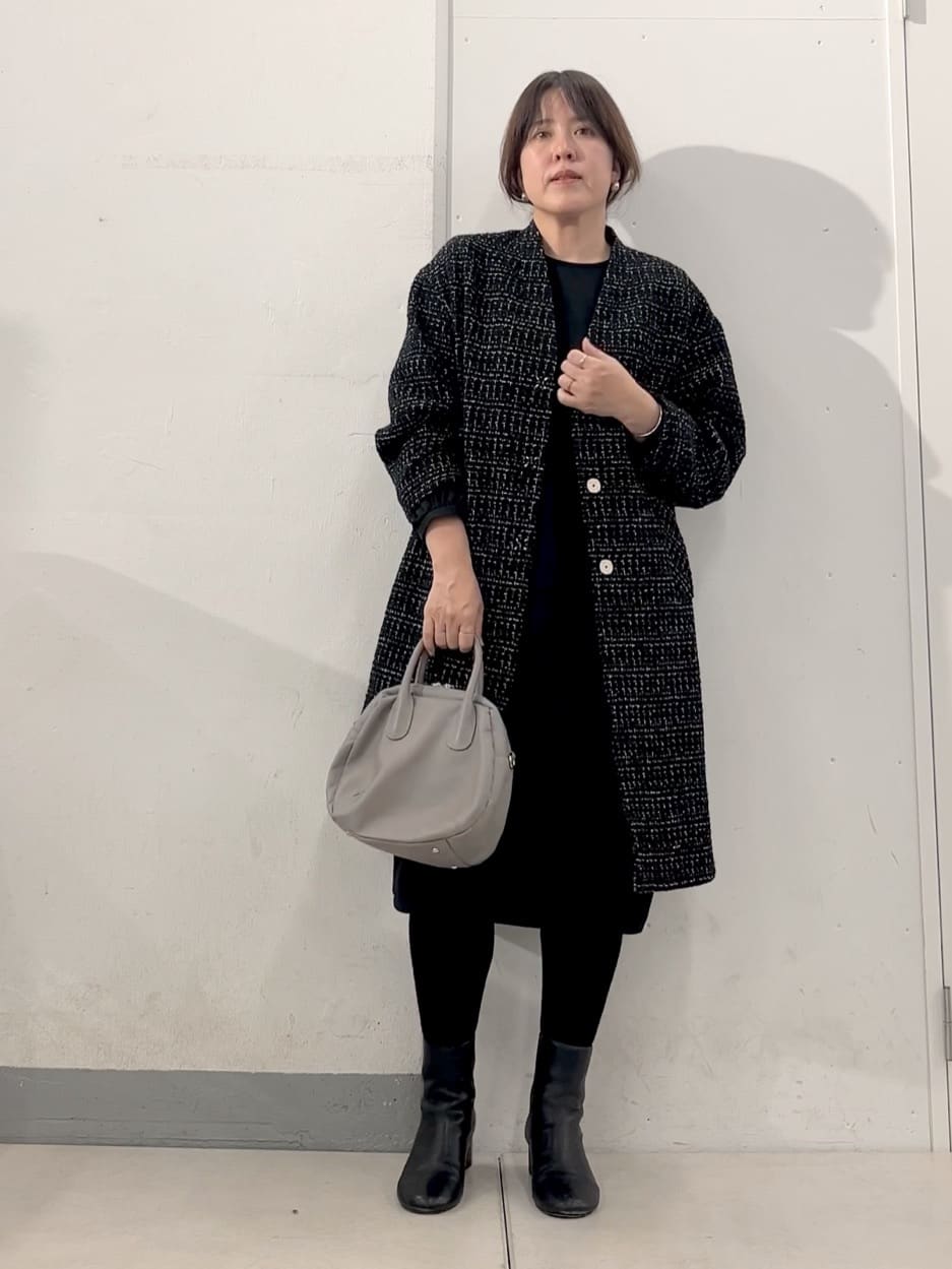 160cm ストレート イエベ春
 
🖤チェックツイードロングコート（ブラック）

ツイードの上質さが一瞬で“きちんと見え”を作ってくれるロングコート。
落ち着いた配色のチェックだから派手にならず、
アラフィフの肌に馴染むやわらかい華やかさがちょうどいい。
長め丈で縦ラインを強調してくれて、すらっと見えるのも嬉しいポイント。

🖤ソデコンビワンピース（ブラック）

袖だけ異素材で、さりげなくオシャレ見え。
体が泳ぐゆったりシルエットなのに、黒でまとめることで“きれいに見える”頼れるワンピ。
1枚でラクなのに上品に見えるから、忙しいアラフィフの味方。

🤎ラウンドミニボストン（トープ）

ブラックコーデの抜け感をきれいに作ってくれるトープ。
やわらかい色味なのに品があって、上質な雰囲気をプラスしてくれる大人バッグ。

⸻

ブラックでまとめたコーデに、ツイードの風合いが
“大人の華やかさ”をプラスしてくれるロングコート。

袖コンビのワンピは、1枚で着映えるのにラクだから
「今日はちょっと疲れてる日…」でもちゃんと整って見えるのが嬉しい。

トープのミニボストンで柔らかさを足すと、
頑張りすぎない上品さのあるアラフィフコーデに仕上がります✨

気軽なのに品よく見える組み合わせ、すごくおすすめです。