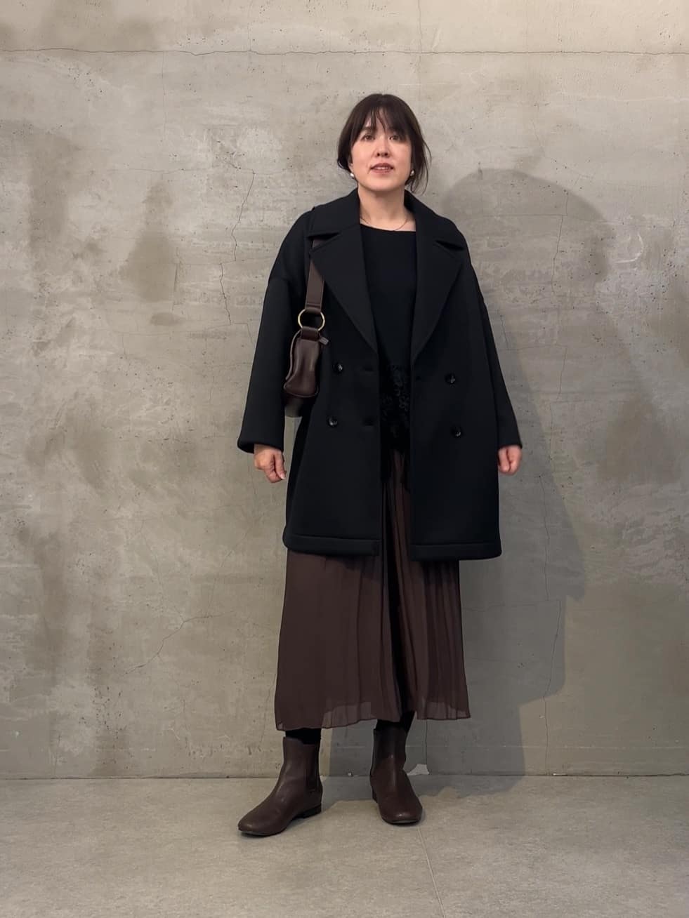 160cm ストレート イエベ春
 
■ ダンボールPコート（ブラック）
・かっちりしすぎず、柔らかさもある大人の黒アウター
・肩が軽くて動きやすい
・腰まわりまでスッと収まるシルエットでバランスが取りやすい

■ ダンボール裾レースプルオーバー
・立体感のあるデザインでのっぺりしない
・黒アウターのインでもしっかり華やぐ
・“販売未定なのに欲しい”

■ NEWシワシフォンギャザーパンツ（ブラウン／1サイズ）
・揺れ感が上品で黒アウターの重さを軽く見せる
・楽なのにきれい見え
・ブラウン×ブラックが大人にハマる

■ ラウンドミニボストンバッグ（ブラック）
・上品でコンパクト、コーデが締まる
・パンツのブラウンとの相性も◎
・オンオフどちらでもいける万能バッグ

■ レザーサイドゴアブーツ（ブラウン／37）
・足元に深みを加えるブラウン
・黒×ブラウンの大人配色を完成させる
・歩きやすくてデイリーにちょうどいい

首が短いからPコートは似合わない…
ずっとそう思ってたアラフィフさんに、
これだけは言わせてください。

ダンボール素材のPコートは、別物です。

・重さがない
・首まわりがふっくらしない
・前を開けても閉めてもスッキリ
だから“詰まった感じ”がほんと出にくい。

「Pコートって実はこんなにいけるんだ…」って
鏡の前でちょっとニヤッとしちゃうやつです😂

アラフィフこそ、
ほんの少し“軽さ”があるアウターが味方。
ダンボール素材だから叶うこの柔らかさ、
ほんと試してほしい。

着てみたら“あ、これなら大丈夫だ”ってなるアイテムです。