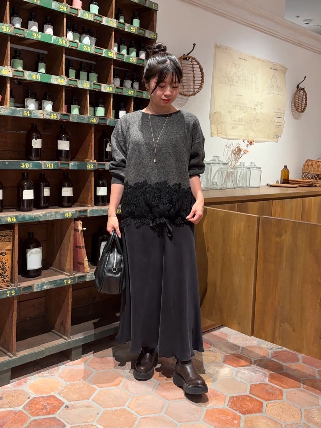 154cm ストレート
 
【トップス】
裾にレースをあしらった、人気のシリーズ
ストレッチ素材も使っているのでストレスフリーで着用でき
身体のラインも拾いません！
首も程よい開きなので
首詰まりが苦手な方にもオススメです✨️


【スカート】着用サイズ : 1サイズ
ウエスト総ゴムで紐付きの楽ちんスカート。

広がりが少ないのに
動きやすく、腰周りも細く見えますよ〜！
ロング丈がお好きな方は1サイズでも
裾つかなかったのでオススメです！