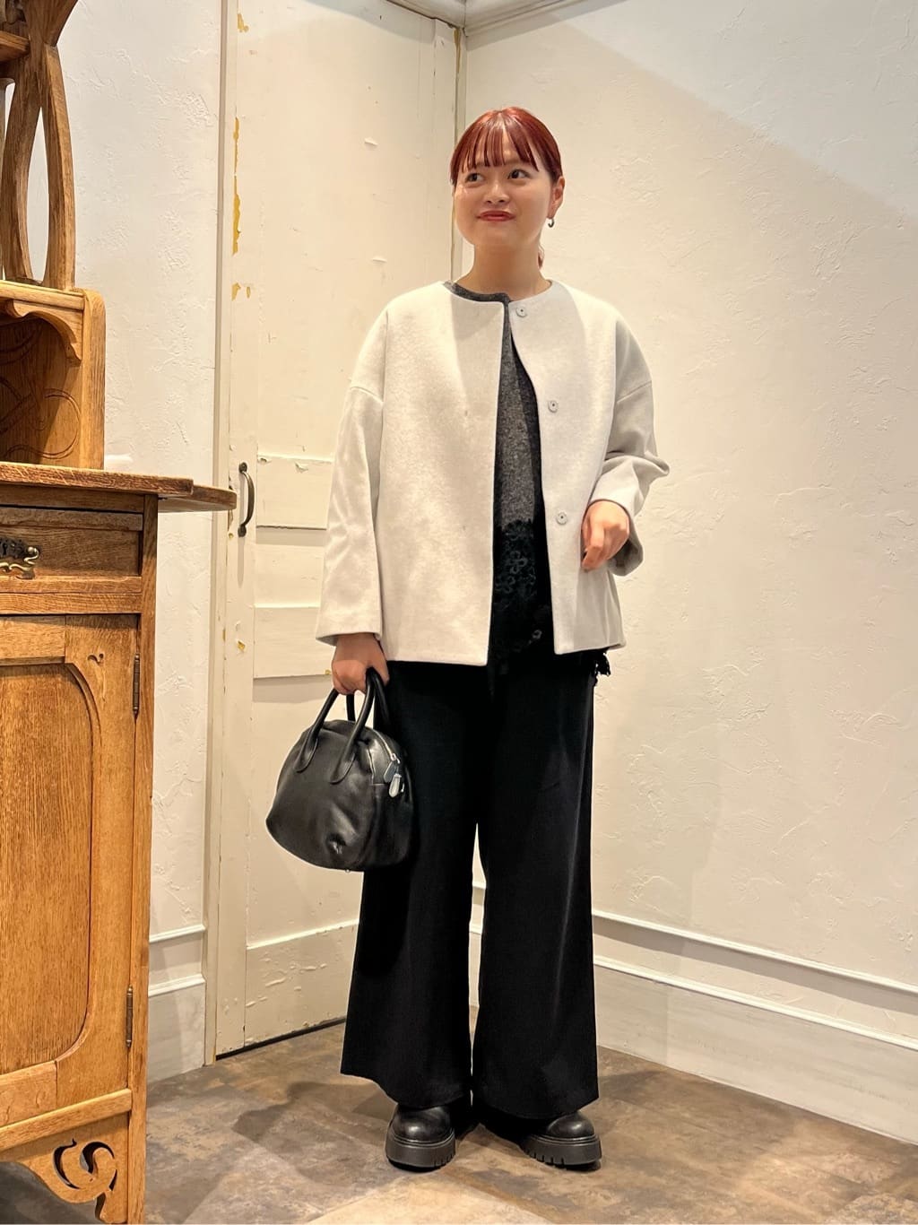 154cm ストレート

コート　0サイズ
後ろがぷっくりしているウールコート。
重さはあまり感じず、身幅がゆったりしているのでニットの上からも着られます。
手首が隠れるくらいの袖丈です。

トップス
ビアズリー定番の裾レース。
裾にリボンがついているので絞って調節できるようになっています。
程よくゆとりがあるので楽に着られ、一枚で華やかさがあります。

パンツ(1サイズ)
ウエストがゴムになっているのでストレスなく履くことが出来るワイドパンツ。
落ち感がありシワになりにくいです。
足首が出る長さでウエストのゴムの幅で折ったり、ウエストより高い位置で履くと長さの調節が出来ます。

バッグ
コロンとした形ですがマチ(約9.5cm)がしっかりあるので必要最低限の荷物はしっかり入ります。
しぼ感のあるレザーで使いやすいです。
ショルダーベルト付き。