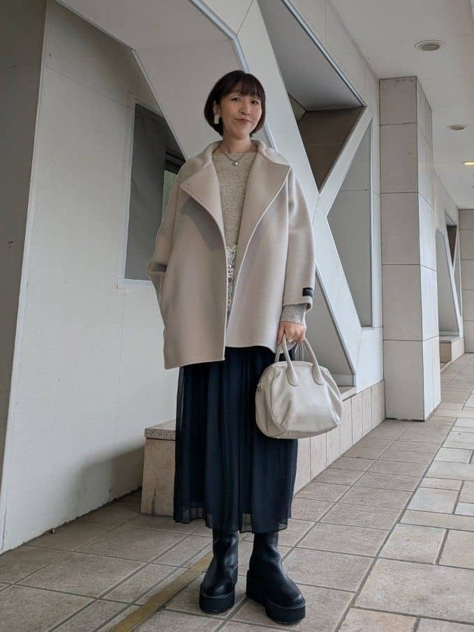 164cm ウェーブ イエベ秋

【コート】0サイズ着用
身幅ゆったり、ドルマンスリーブなので0サイズでも小さく感じなかったです。
ヒップはしっかり隠れる着丈で、お袖は1サイズと比べて少し短いかな？といった印象です。(手首は隠れました)
高身長の方でもスカート、ワンピース、ワイドパンツが多いようなら0サイズの方がスッキリ着られます。

※今回のコーディネートには少し短い方がバランスが良かったので0サイズを着用しました

【ニット】
厚すぎない素材感なので、冬の室内にちょうど良い着心地です。
裾のレースがアクセントになるのでシンプルな合わせで簡単にオシャレ見えします。
ミックス調のピンク味のあるベージュなので顔映り◎です。
自宅でお洗濯可能なのも嬉しいポイントですね。

【パンツ】1サイズ着用
スカートと変わらない穿き心地です。
オールシーズン着用でき、合わせるトップスの素材感も選ばないので1枚あると便利です。
コーディネートに軽さが出せるので冬も重宝します。
ウエスト、ヒップはかなり広がるので、サイズは着丈のお好みで選ぶと良いと思います。

※今回はブーツが重めなので、軽やかに見える1サイズにしました。