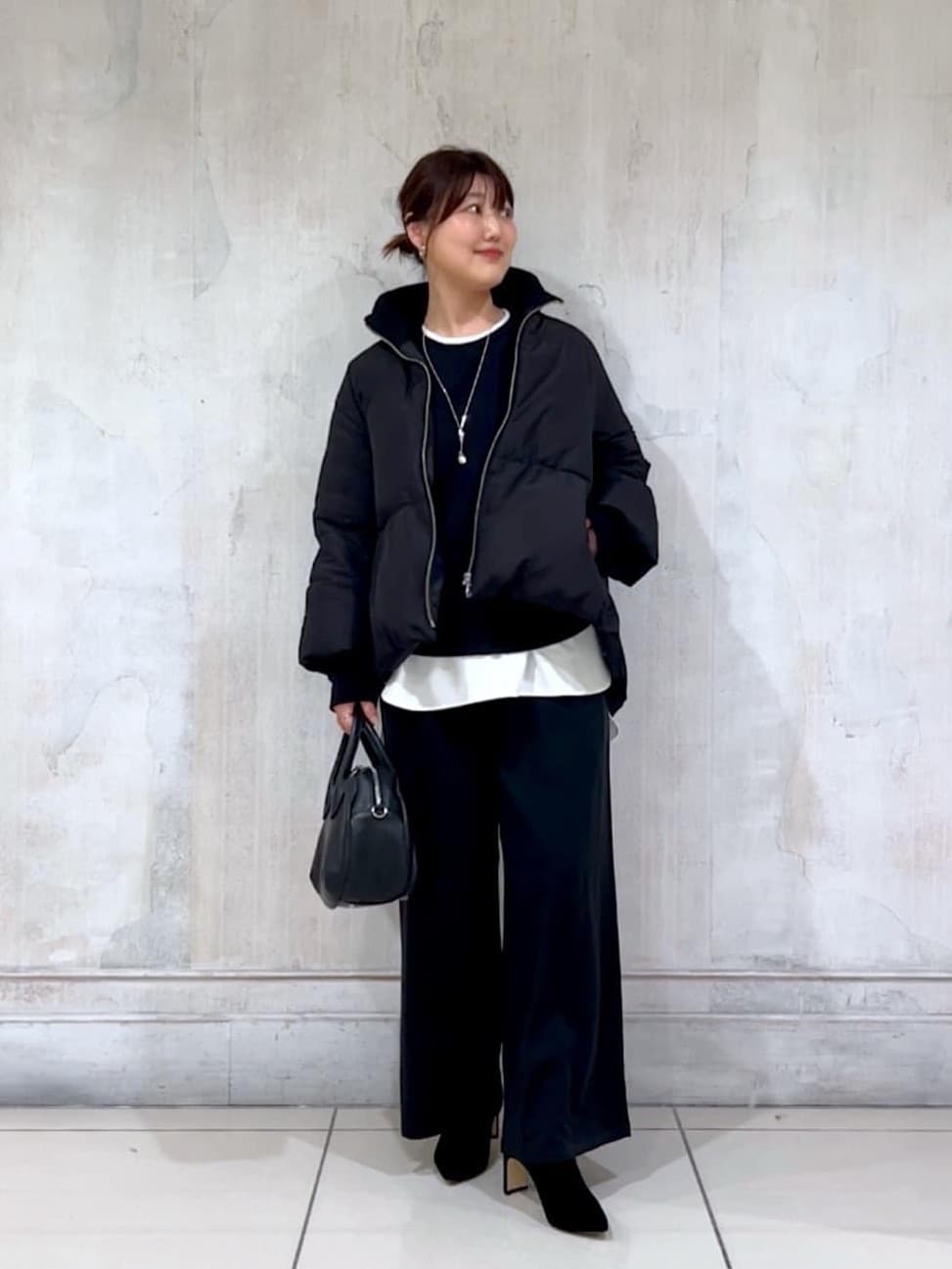 162cm ナチュラル イエベ春
 
【アウター】
後ろ下りのフレアシルエットで
スッキリと、かつ腰回りのカバーも叶うアウター。
ダウンだけでなくフェザーも入ってるので、
軽いだけでなくふっくらとした仕上がりです！


【トップス】
とっても柔らかく伸縮性がありながらも、
ハリのある質感で体のラインを拾いません◎
スウェット感覚ですが程よく綺麗めな雰囲気が出せる大人トップスです。

【インナー】サイズ1着用
ALLブラックのコーデにメリハリを生む、
白Tブラウスの重ね着！
黒がより引き立つ効果もありますので黒派さんこそ１枚持っておくと良いですよ◎


【ボトム】サイズ2着用
ウエストリブシリーズの中でもシンプルでロングセラーなこちら。
長め丈で履きたくサイズ2を選んでます。