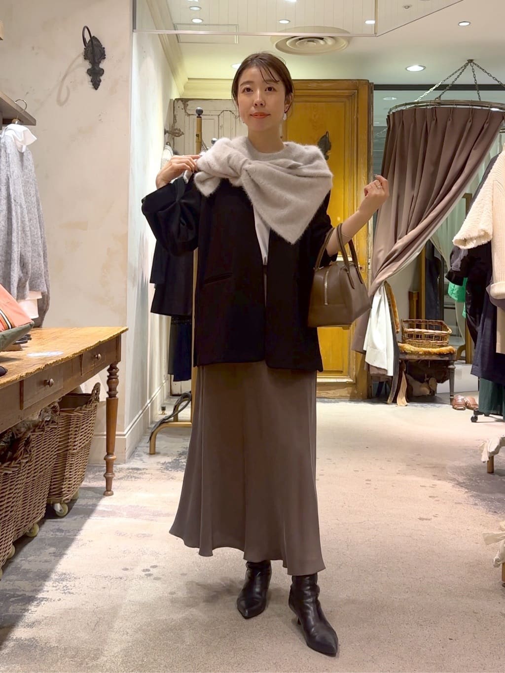 154cm ウェーブ イエベ春
 
【jacket】Fサイズ/ブラック着用。

カーディガンのように気軽に羽織れるノーカラージャケット。

毎日のように着たくなる、ストレッチの効いた柔らかな素材は
丸洗いOKなのも嬉しいポイント。

上からアウターも羽織れるので、これからの寒い時期も
体温調節用に持ち歩きジャケットとしてもおすすめ。

上からポンチョを重ねたコーディネートもおすすめ。


【skirt】0サイズ

人気のバックテールスカートが今年も登場。

0サイズは154cmでもすっきり履けます。
小柄さんにもおすすめの細見えスカートです。

オーバーサイズのアウターやニットと合わせてももたつかず、
すっきりとした印象で着られます。

私も3枚リアルバイしている
イチオシ着痩せスカートです！