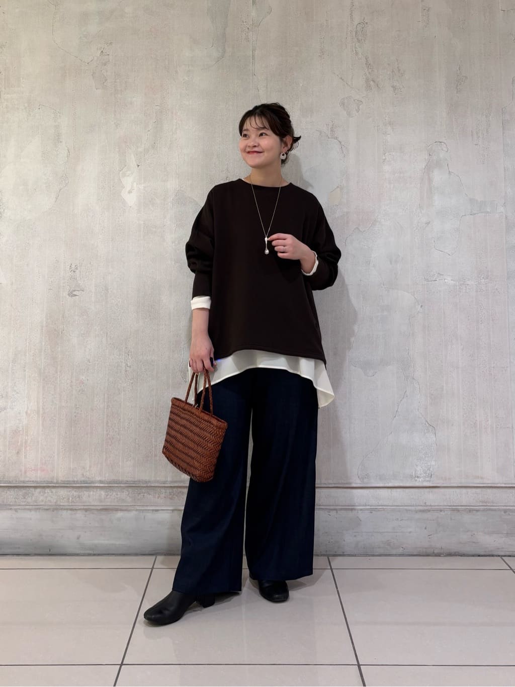 157cm ウェーブ ブルベ夏

【トレーナー】
毎年大人気のドルマントレーナーに、裏ボアのタイプが登場📣
一枚で着ても柔らかいボアが気持ちよく、着心地最高でした！
サイドにジップがあるので、ブラウスなどをレイヤードしてチラ見せしてももちろん◎
今年の流行ブラウンカラーもお洒落です🤎



【インナー】Fサイズ
ポリエステルの万能インナー✨
2サイズ展開でわたしはFサイズの大きい方を着ています！
長さがこちらのが長いので、レイヤードするにはFサイズがオススメ🍑
トレーナーだけでもいいけど、やはりチラッと下からホワイトが見えると一気にお洒落感が増しますね😎



【パンツ】TMサイズ
ビアズリー定番のウエストリブパンツ。
ウエストのゴム太めで伸びるので、履けるけどウエストだけきつい！っていうこともありません✨
157cm、下半身が大きい為そちらで丈をとられるので、今回はTMサイズを着用！
ウエストを1折りしたらちょうどいい長さでした👏
ブーツなど厚みがある靴が増える冬は、TMサイズにしようと思っています！